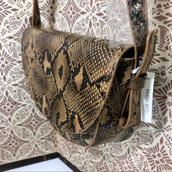 Urban Outfitters Handbags - NWT women saddle bag vegan leather in piton
